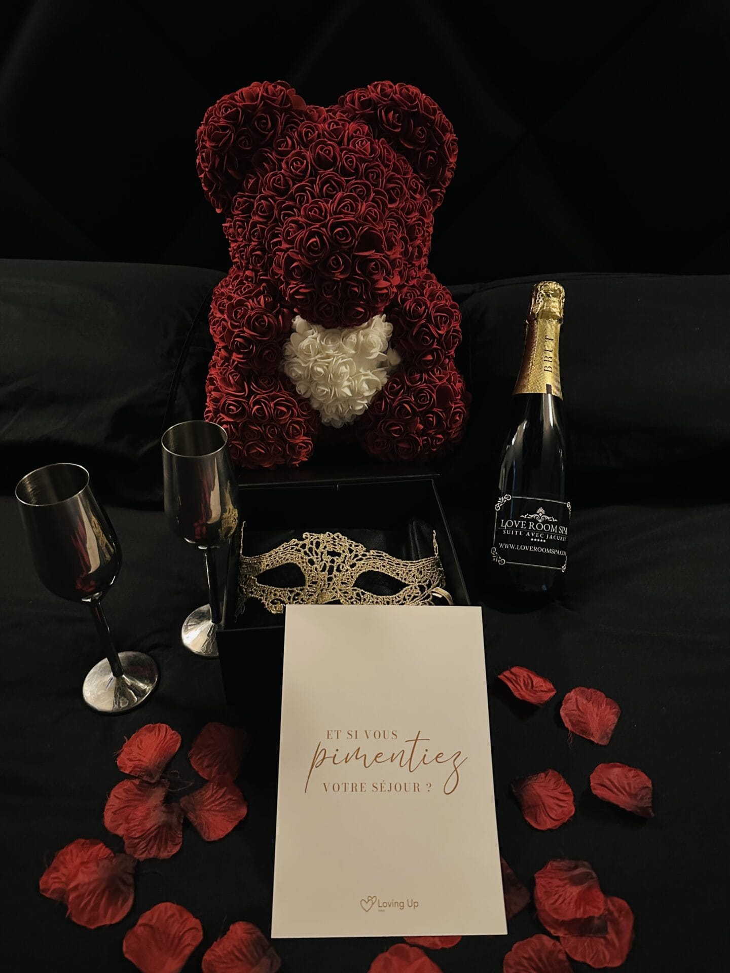 Coffret Love Box fermé, entouré de pétales dans la suite