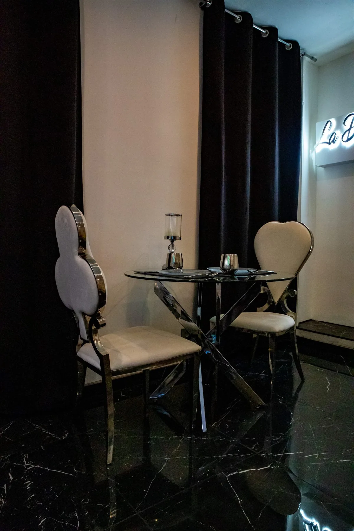 Table dressée pour deux dans La Duchesse 1976