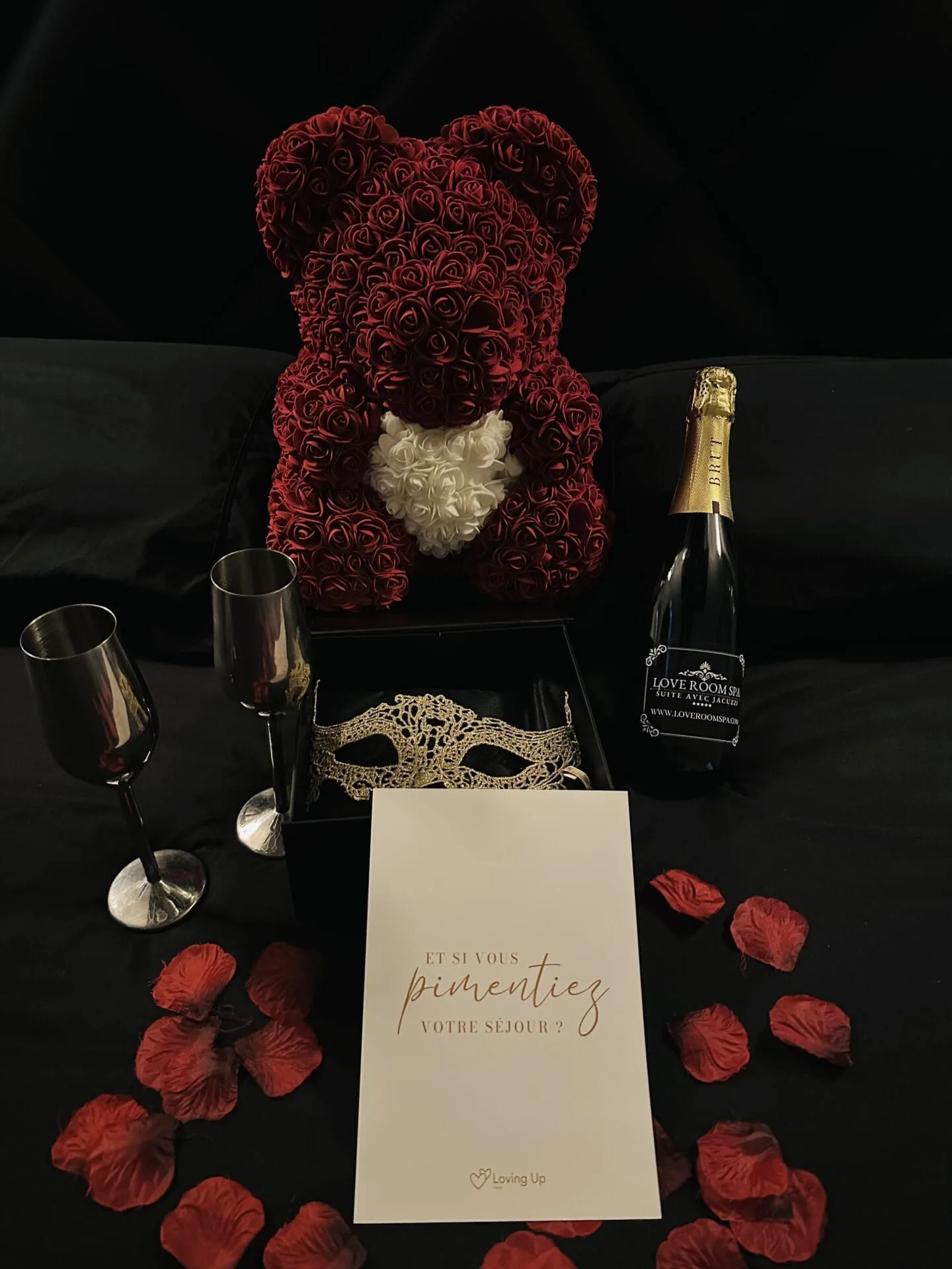 Love Box avec masque, pétales et accessoires préparés dans la suite
