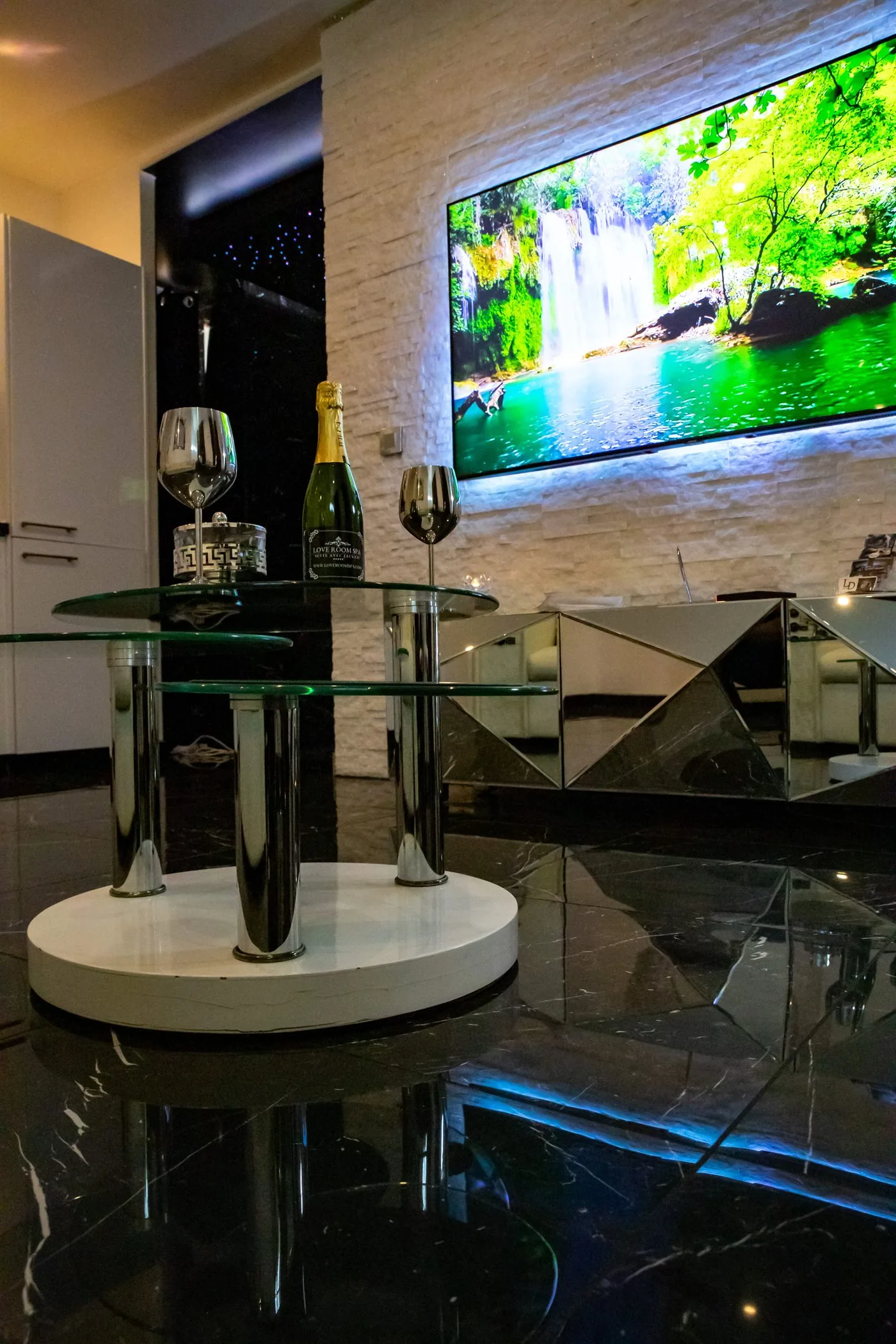 Table dressée, salon et télévision dans l’appartement La Duchesse 1976
