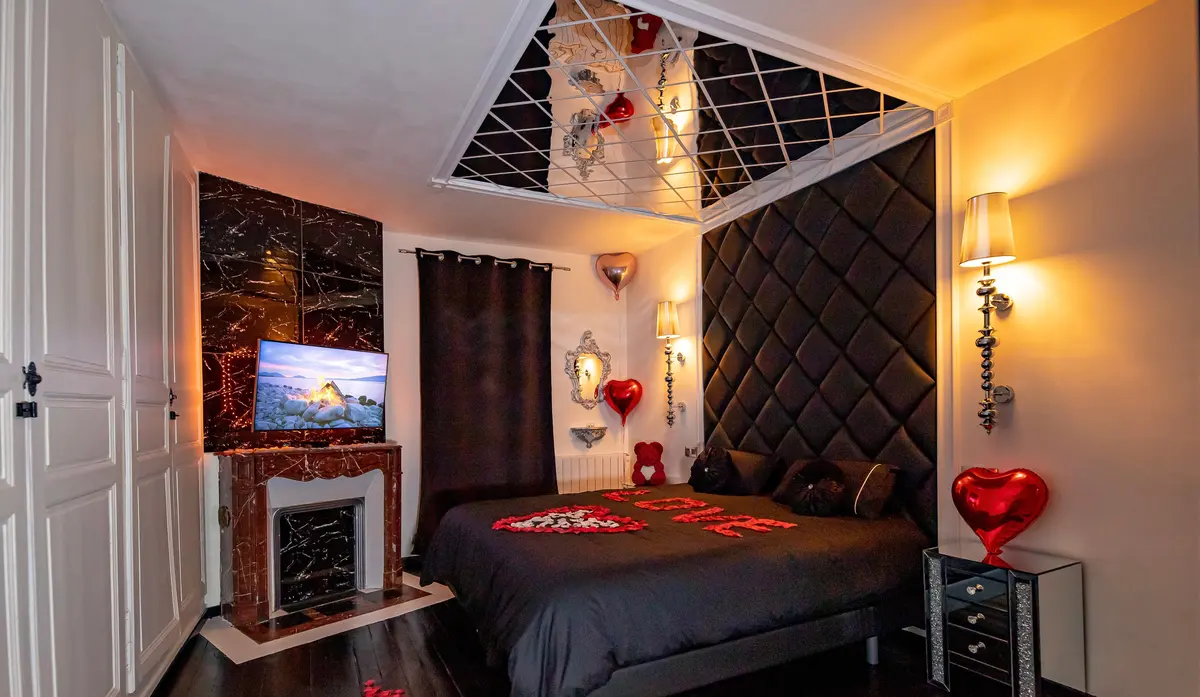 Chambre de La Duchesse 1976 avec lit king size et cheminée