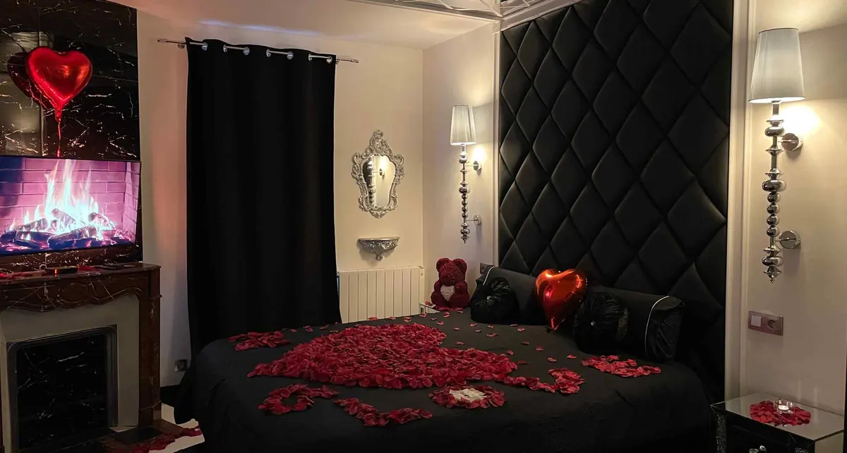Décoration romantique avec pétales sur le lit de La Duchesse 1976