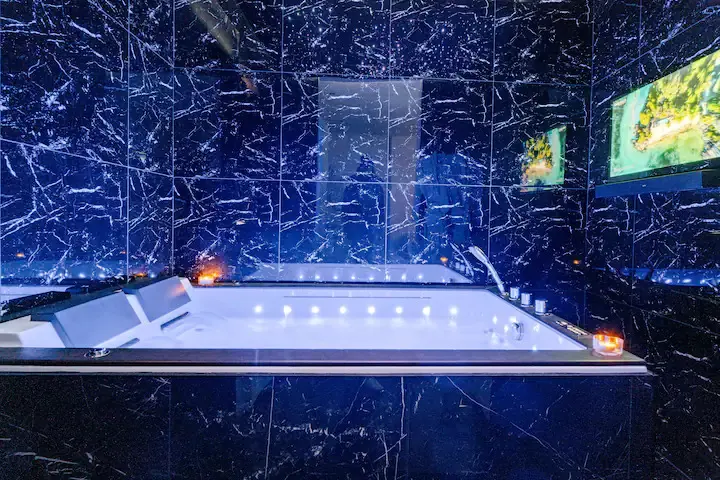 Vue large du jacuzzi blanc et du ciel étoilé