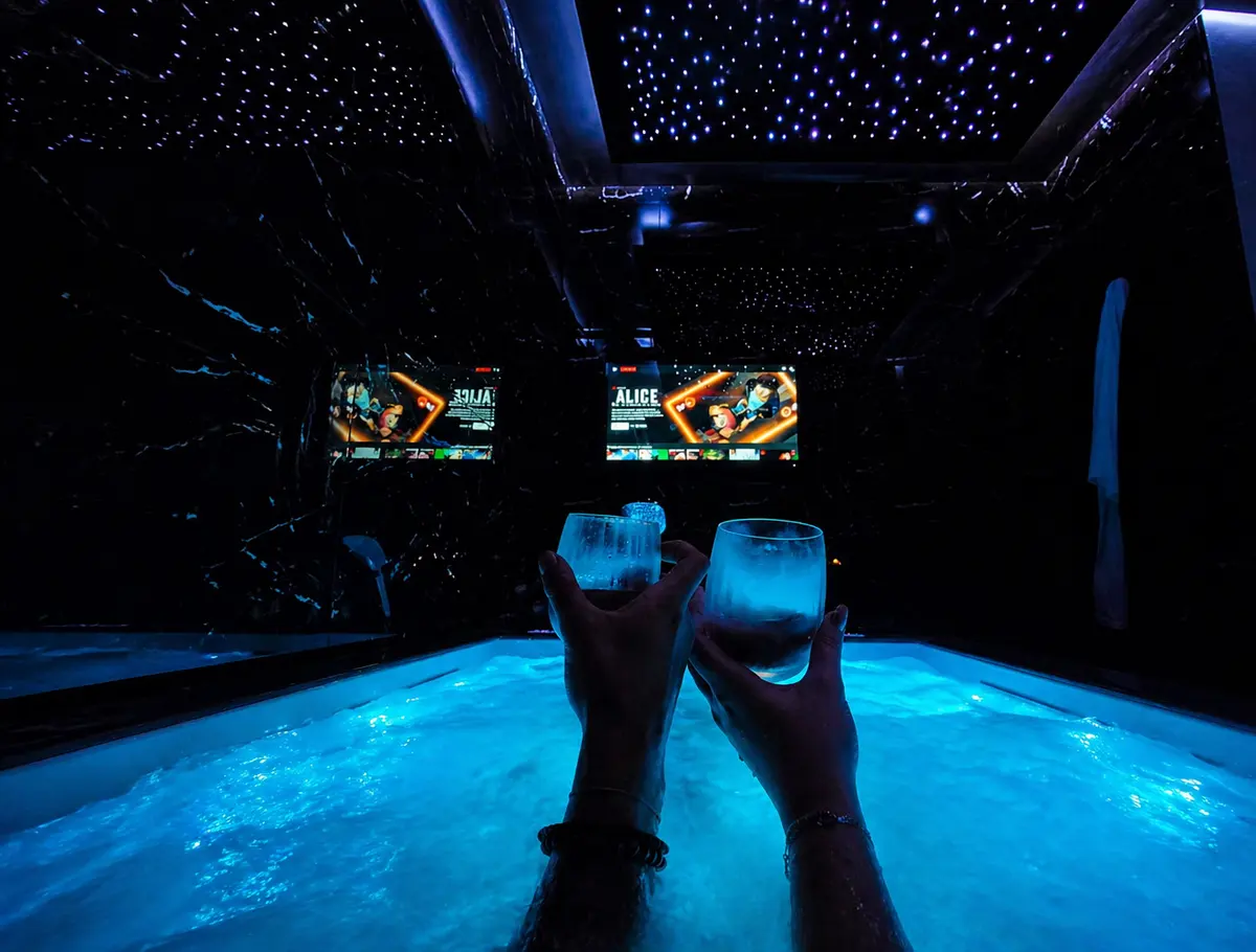 Deux verres devant le jacuzzi bleu sous le ciel étoilé