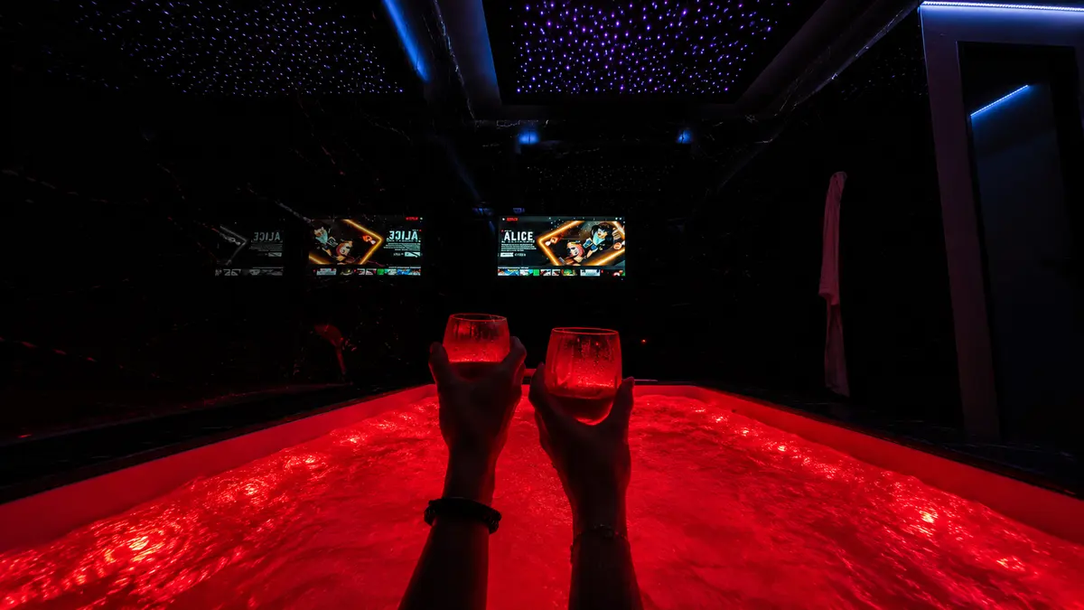 Deux verres devant le jacuzzi rouge de La Duchesse 1976