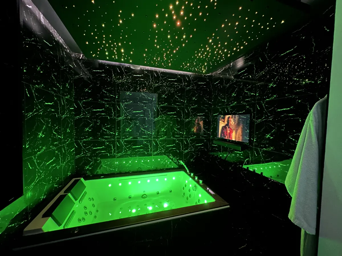 Jacuzzi privatif vert sous le ciel étoilé de La Duchesse 1976