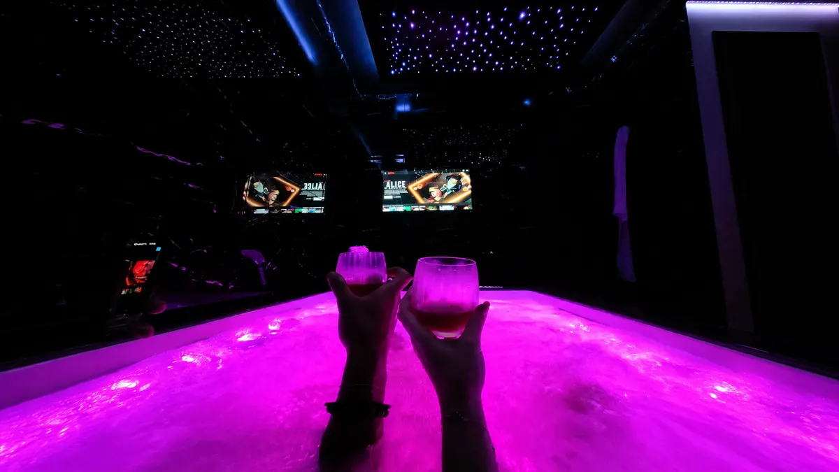 Jacuzzi privatif violet de La Duchesse 1976 avec deux verres