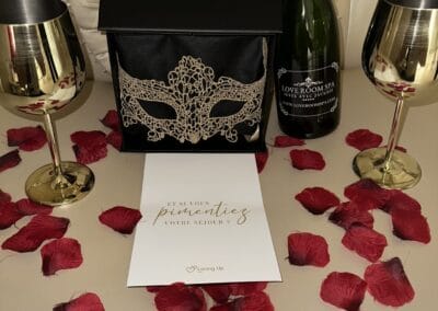 love box Luxury Loving Up Paris pour couple - love room et spa privatif à Le Petit Versailles à Vernon, Normandie