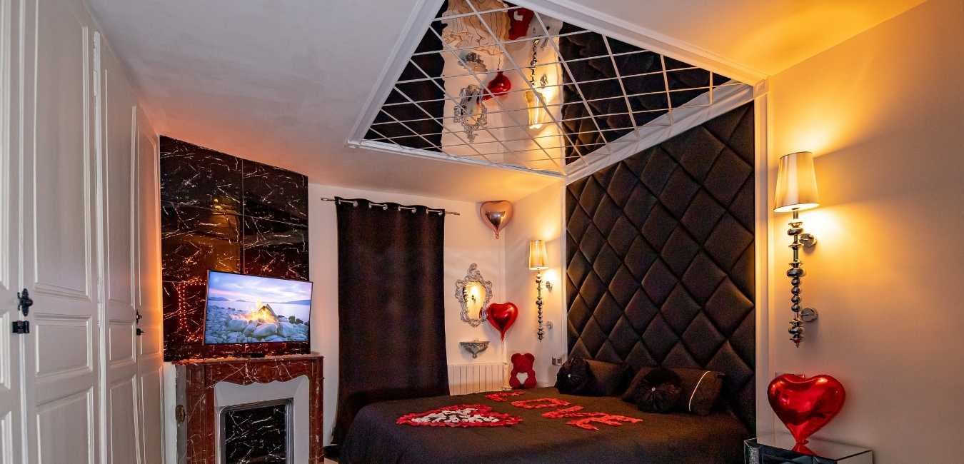 chambre-romantique-miroir-plafond-normandie Chambre romantique feutrée avec grand lit et miroir au plafond pour une nuit en amoureux en Normandie