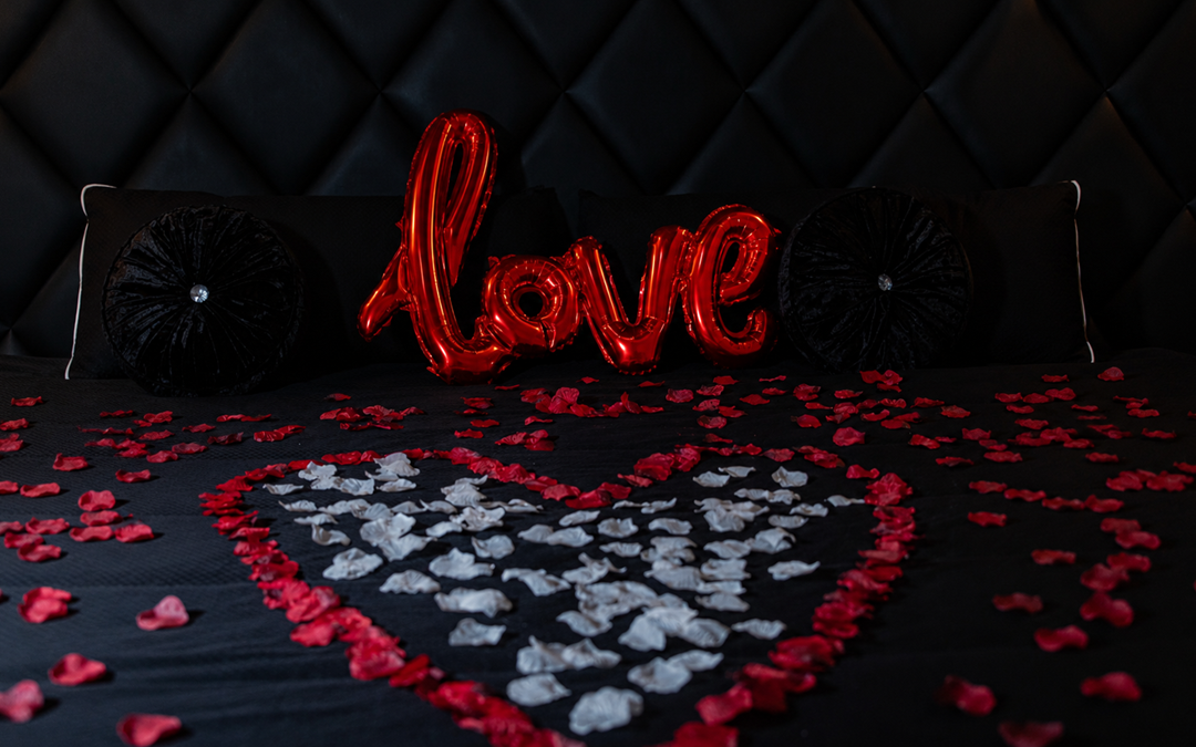 5 Histoires Vraies de Couples. Décoration romantique avec pétales de roses et ballon love - Love Room Spa Vernon